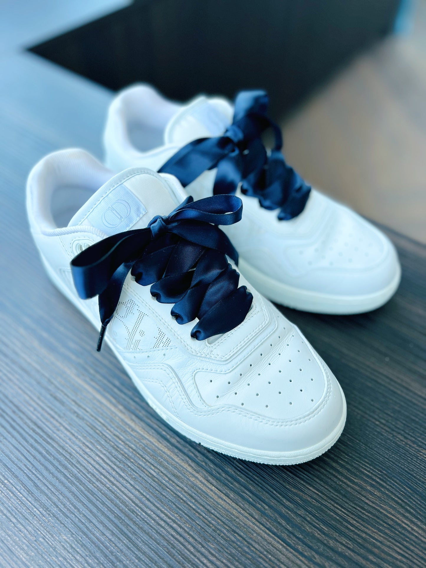 Navy Silk 2cm – Marinblå Siden Skosnören med Svarta Metalldetaljer (Sample)