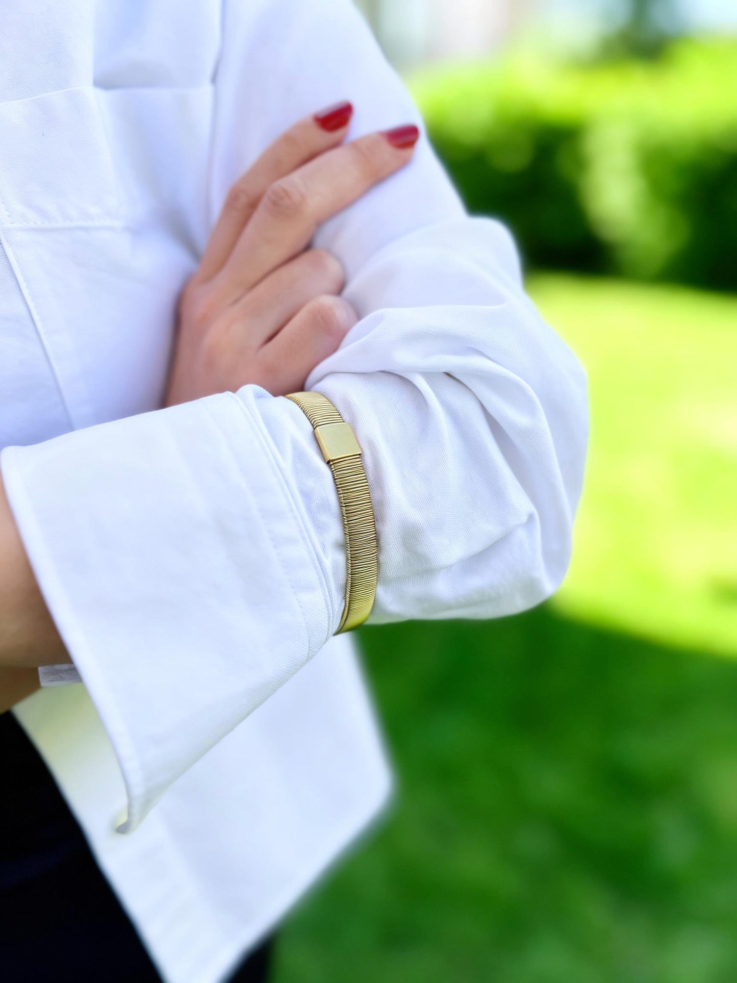 Shirt Sleeve Holder Gold elastic The Shoelace Brand on arm