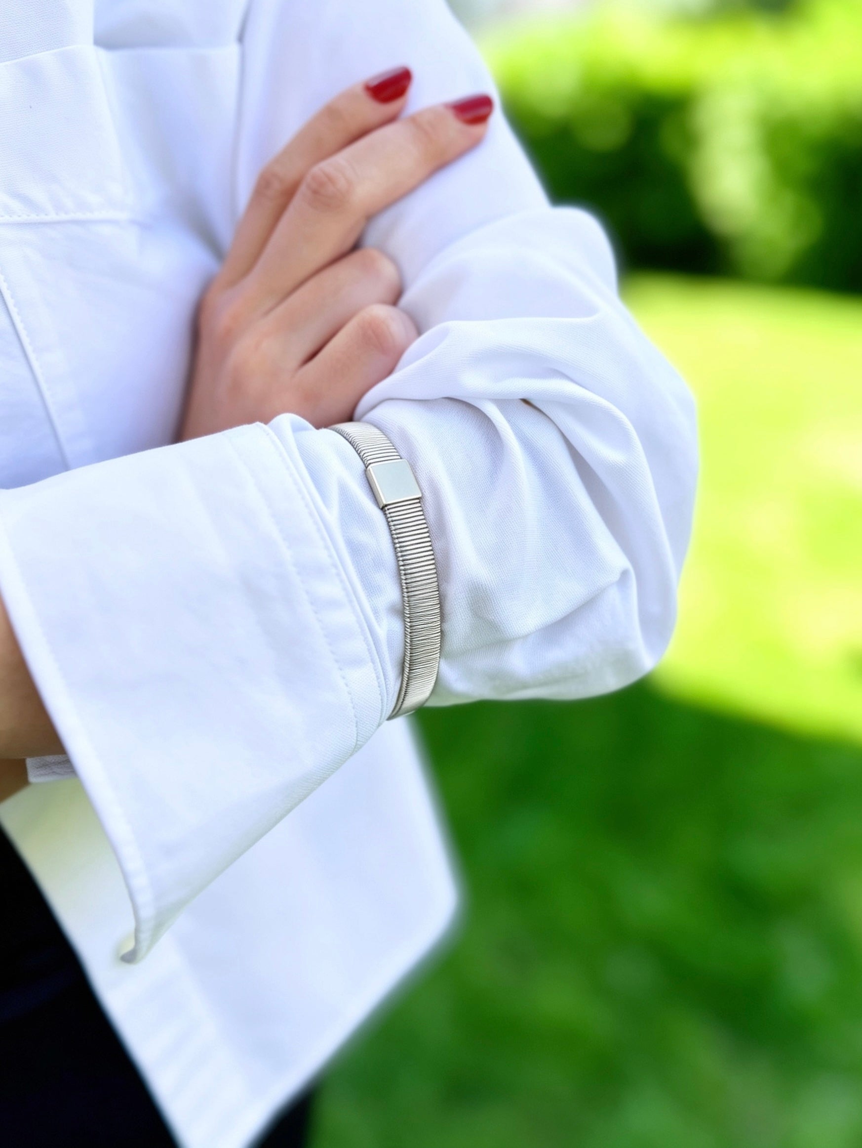 Shirt Sleeve Holder Silver The Shoelace Brand close up