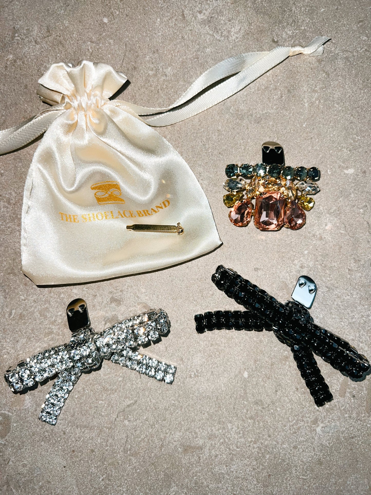 Shoe Charm Pin Gold The Shoelace Brand in cute giftbag
