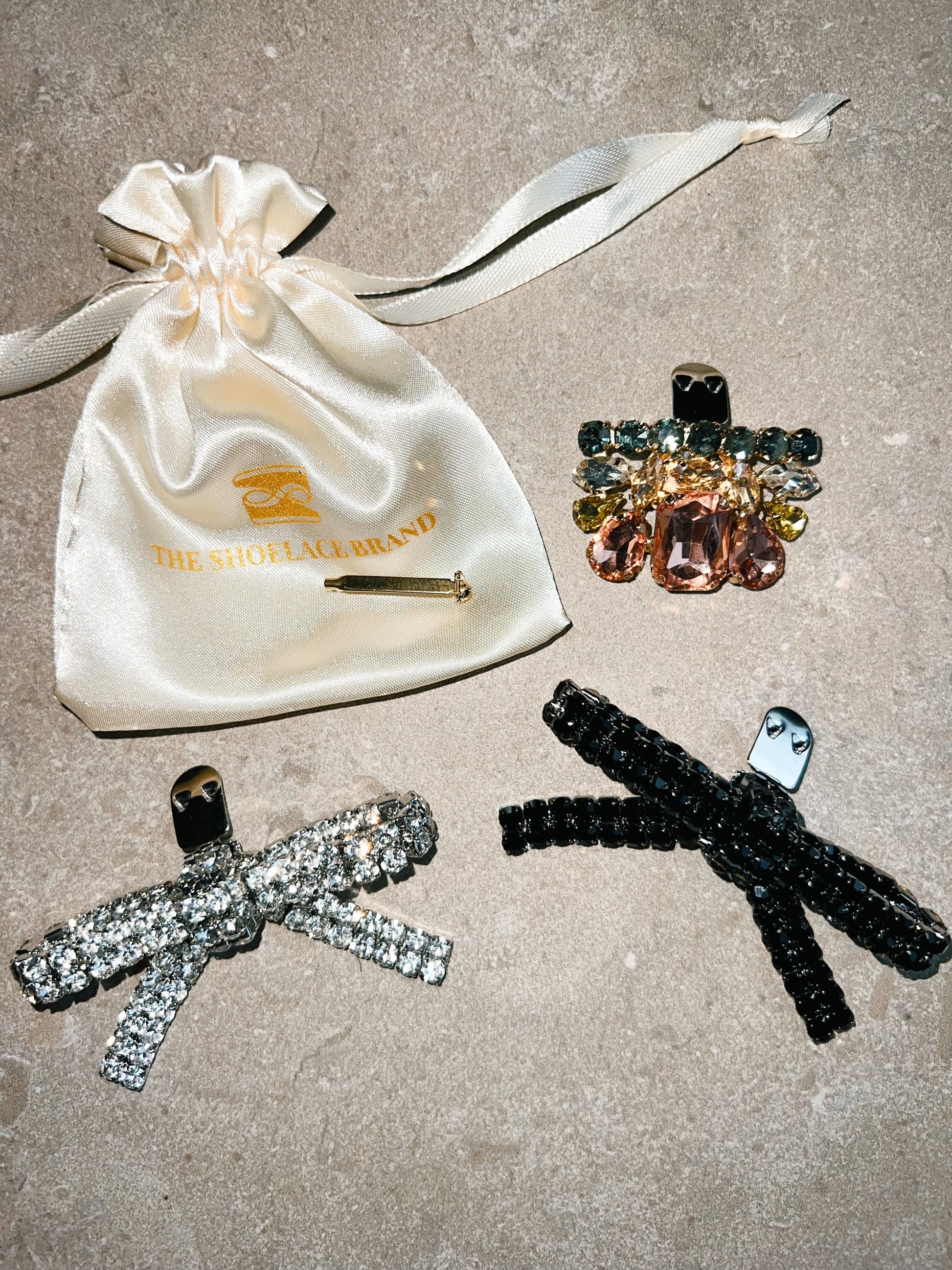 Shoe Charm Pin Gold The Shoelace Brand in cute giftbag
