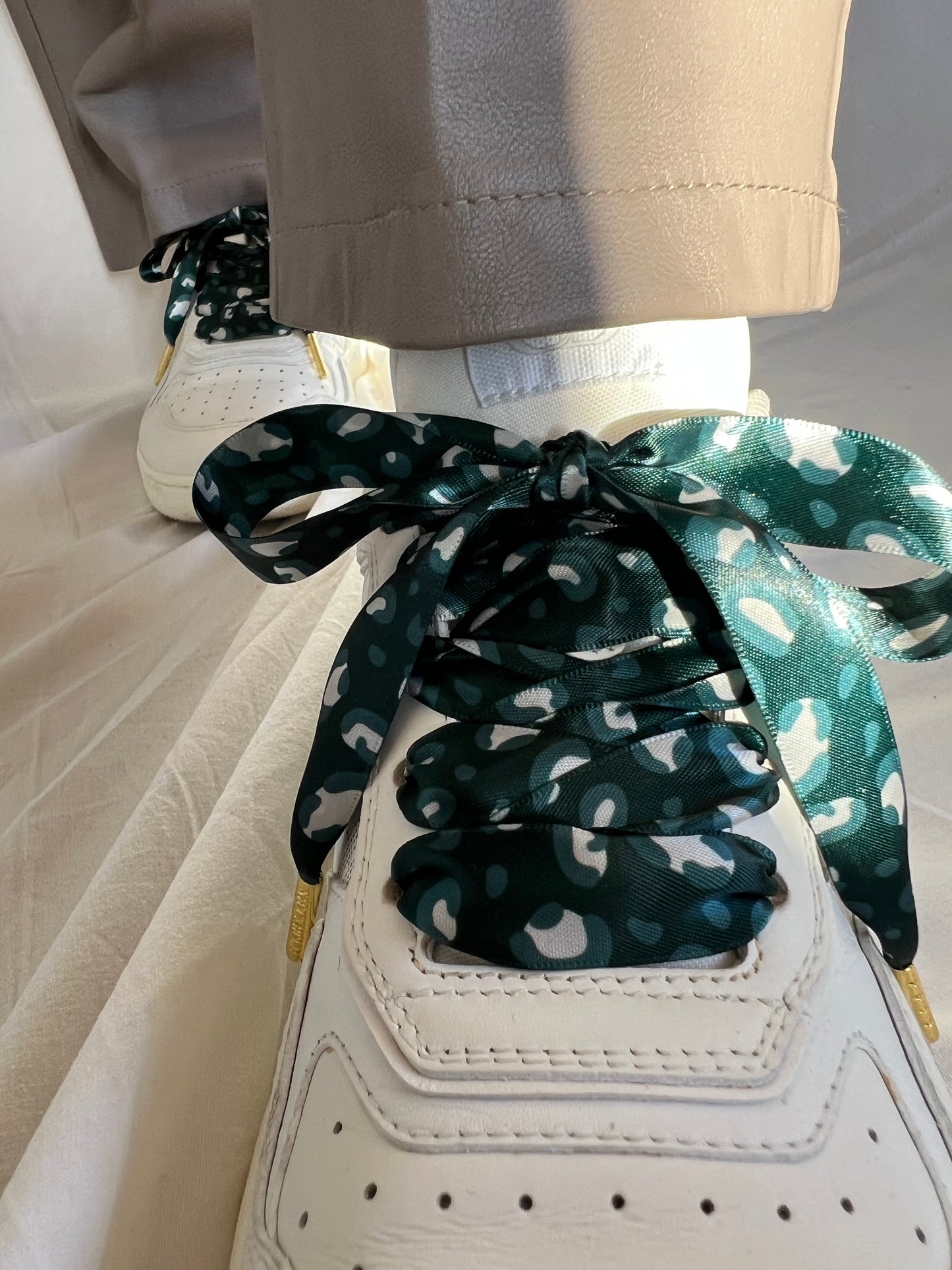 Silk Smaragd Leopard Skosnören