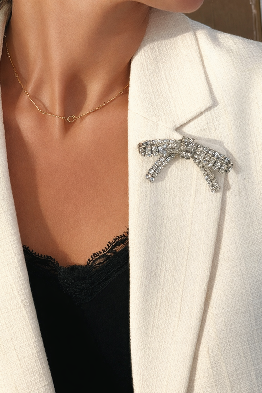 The Shoelace Brand sko clip glitter rosett vit På vit kavaj använd som brosch