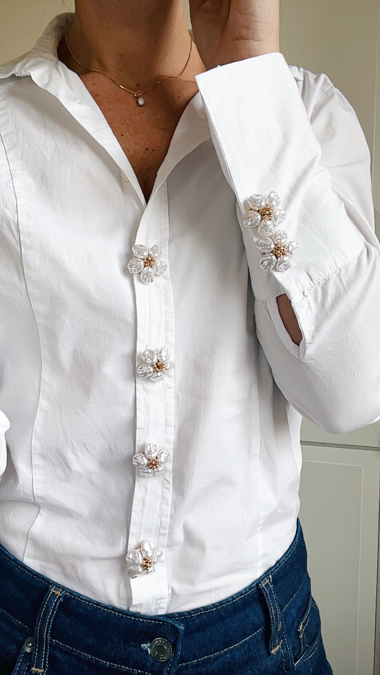 Wilma – Pearl Flower Button Charm Gold