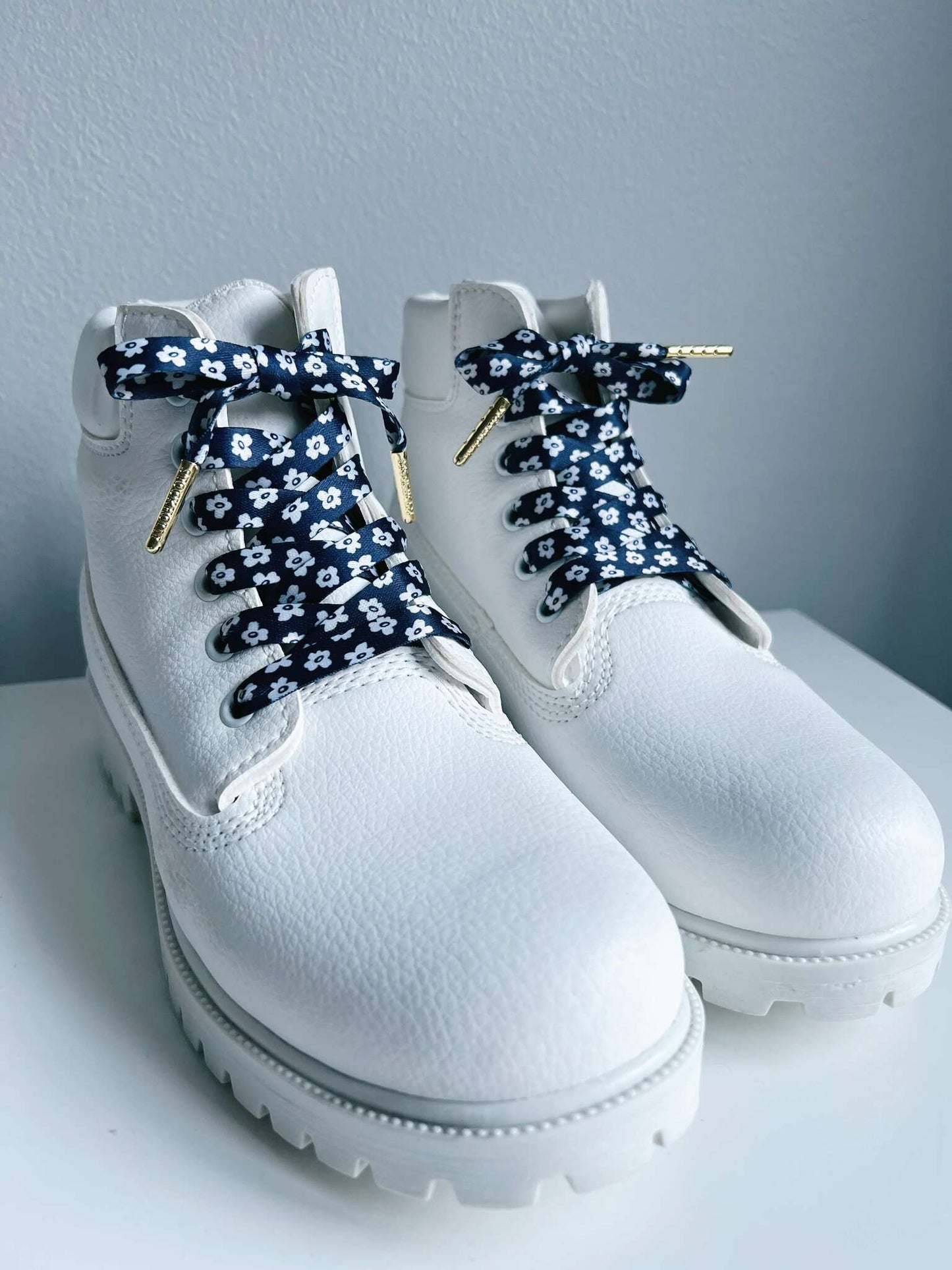 Patterned shoelaces blue flowers - The Shoelace Brand